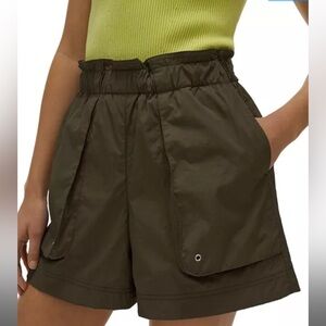 Helmut Lang paper bag shorts 
Burnt olive 
Sz small
NWT

8021